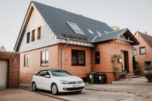 Okna dachowe a hałas – jak wybrać model z dobrą izolacją akustyczną?